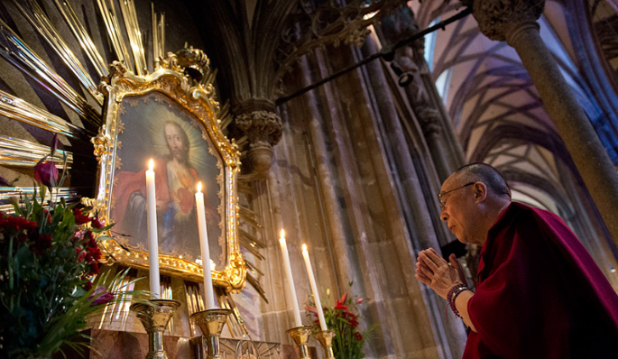 Dalai Lama en una Iglesia Católica