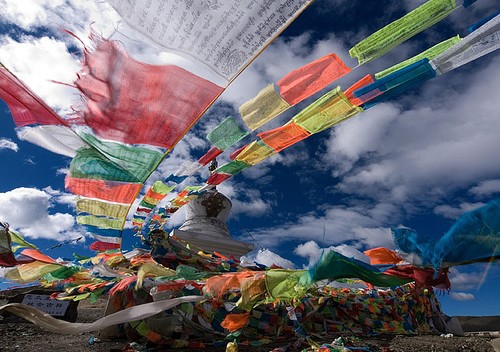 Lungtas - Banderas con mantras que son dispersados por el viento.